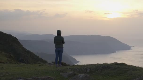 Kvinna Tittar Fantastisk Vacker Solnedgång Med Vind Havet Bergslandskap Spanien — Stockvideo