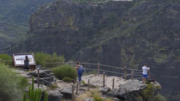 Turisté Fisgas Ermelo Vodopád Názor Portugalsku — Stock video