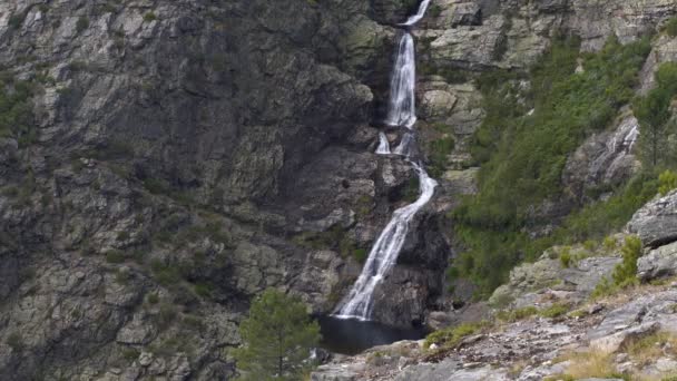 Blick Auf Den Fisgas Ermelo Wasserfall Vom Aussichtspunkt Mondim Basto — Stockvideo