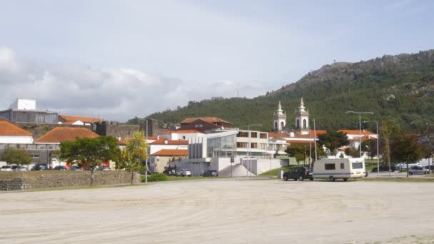 Vila Nova Cerveira Stadtzentrum Wohnmobil Bereich Mit Berglandschaft Dahinter Portugal — Stockvideo