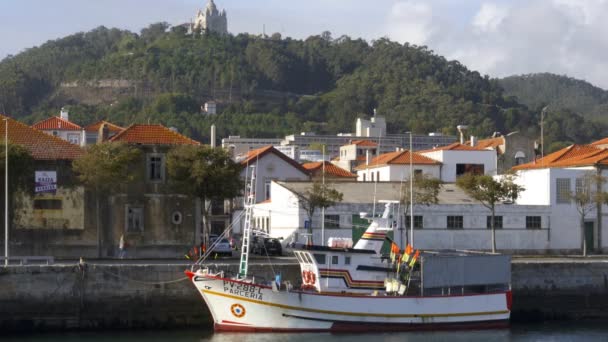 ポルトガルの丘の上にボートとサンタ ルジア教会の聖域と川の反対側から見たビアナ カステロ市 — ストック動画