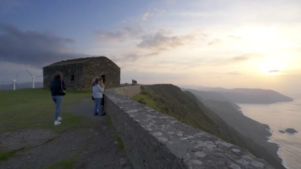 Les Jeunes Regardent Magnifique Coucher Soleil Dans Paysage Montagne Océan — Video