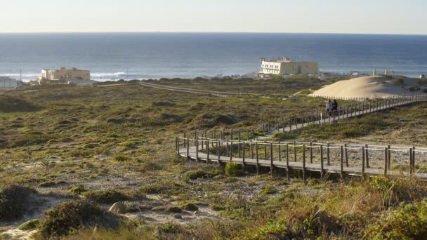 Пляж Фабья ду Гинчо и отель Фабза в летний день в Синтре, Португалия — стоковое видео