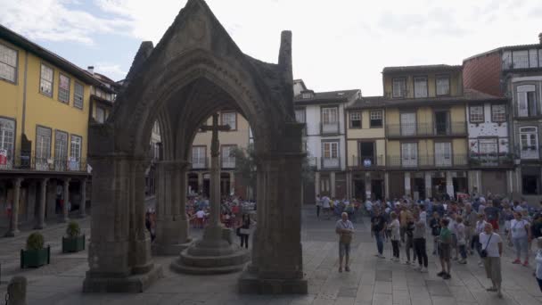 Touristen Auf Dem Largo Oliveira Guimaraes Portugal — Stockvideo