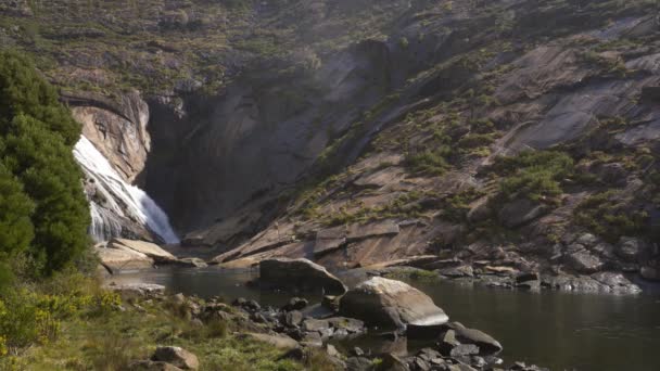 Wodospad Ezaro Rozbija Się Jezioro Między Skałami Hiszpanii — Wideo stockowe