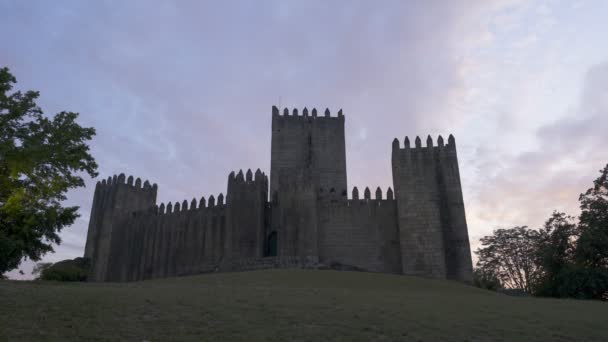 Kasteel Guimaraes Bij Zonsondergang Portugal — Stockvideo