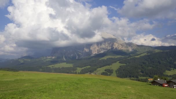 Drone Aéreo Vídeo Das Montanhas Sassolungo Nos Alpes Dolomitas Italianos — Vídeo de Stock