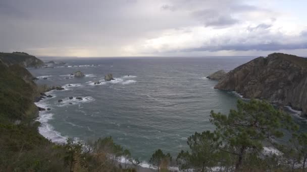 スペインの雨嵐の日にプラヤデルサイレンシオのビーチの風景ビュー — ストック動画
