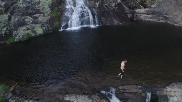 Mann Drohne Luftaufnahme Spaß Beim Schwimmen Fisgas Ermelo Wasserfall Mondim — Stockvideo