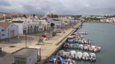 Portekiz, Algarve 'de nehir gilaosundaki teknelerle Tavira şehri manzarası