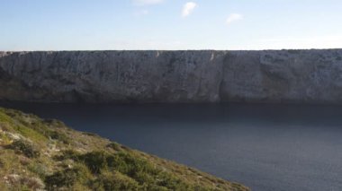 Portekiz 'in Sagres kıyısındaki sahil kayalıkları