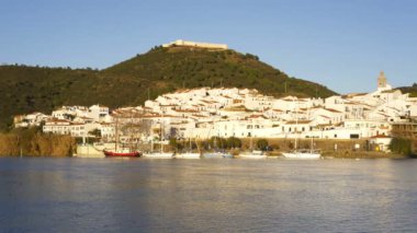 İspanya 'da Sanlucar de Guadiana ve Portekiz' de Alcoutim, Guadiana nehrinde yelkenli tekneleri ile