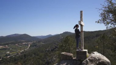 Portekiz, Castelo de Vide 'deki Serra de Sao Mamede dağında Ermida da Nossa Senhora da Penha' da kesişen bir kadın.