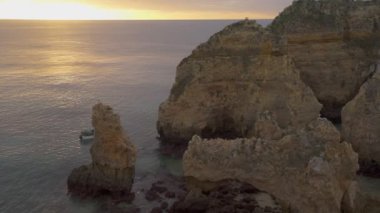 Ponta da Piedade, Lagos 'ta güneş doğarken, Portekiz' de.