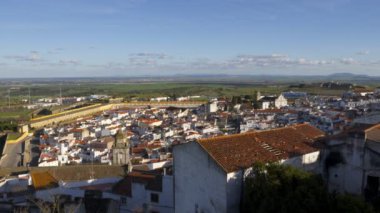 Portekiz, Alentejo 'daki kale duvarının içindeki Elvas şehri.