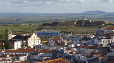 Portekiz, Alentejo 'daki kale duvarının içindeki Elvas şehri.