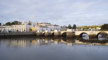 Portekiz, Algarve 'de nehir gilaosuyla Tavira şehri manzarası