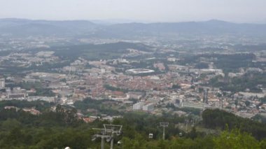 Portekiz 'deki Santuario da Penha Sığınağı' ndan Guimaraes şehir manzarası