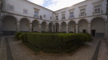 Portekiz, Alentejo 'daki Estremoz belediye binasındaki merkez bahçe.