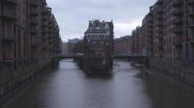 Hamburg 'daki Speicherstadt bölgesinde geleneksel binalar