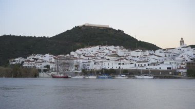 İspanya 'da Sanlucar de Guadiana ve Portekiz' de Alcoutim, Guadiana nehrinde yelkenli tekneleri ile