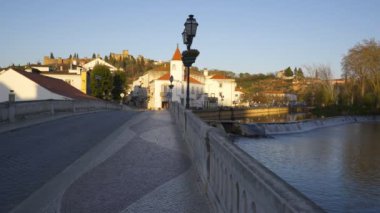 Portekiz 'de Nabao nehri ile Tomar şehri manzarası