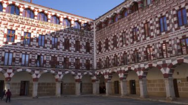 Badajoz, İspanya 'daki Plaza Alta kırmızı ve beyaz binalar