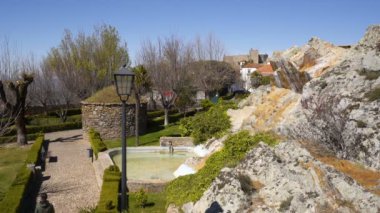 Portekiz, Alentejo 'daki Marvao köyünün içindeki bahçe.