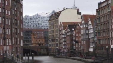 Geleneksel Hamburg binalarının ortasındaki Elbphilharmonie manzarası