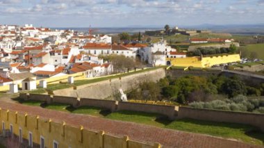 Portekiz, Alentejo 'daki kale duvarının içindeki Elvas şehri.