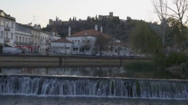 Portekiz 'de Nabao nehri ile Tomar şehri manzarası