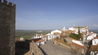 Alentejo, Portekiz 'de beyaz evleri olan Monsaraz Village Caddesi.