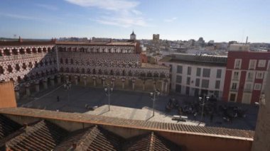 Badajoz, İspanya 'daki Plaza Alta kırmızı ve beyaz binalar