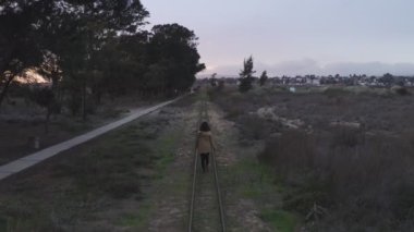 Portekiz, Pedras del Rei 'de trende yürüyen bir kadın.