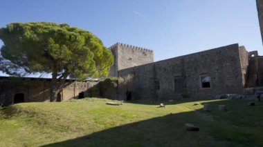 Portekiz, Alentejo 'daki Castelo de Vide Kalesi bahçesi.