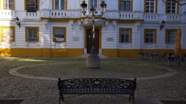 İspanya, Badajoz 'da bir bankta oturan kadın