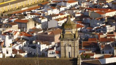 Portekiz, Alentejo 'daki kale duvarının içindeki Elvas şehri.