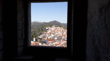 Kalenin penceresinden Portekiz 'deki Castelo de Vide manzarası