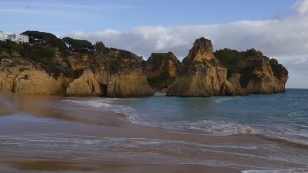 Пляж Praia Alvor Алгарве Португалия — стоковое видео