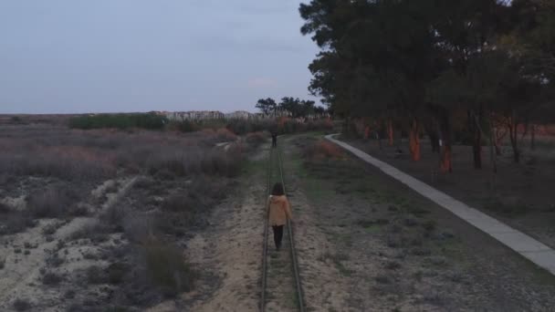 Kvinna Promenader Tåg Tåg Drönare Utsikt Pedras Del Rei Portugal — Stockvideo