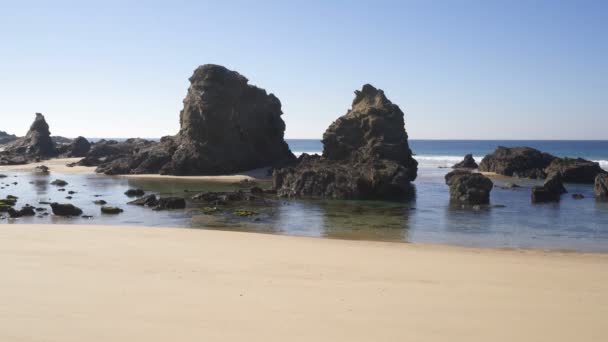 Пляж Praia Samoqueira Португалии — стоковое видео