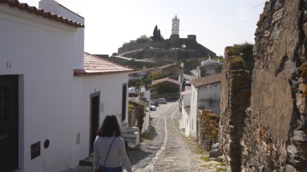 Portekiz Alentejo Beyaz Evleri Olan Monsaraz Köyünde Yürüyen Bir Kadın — Stok video