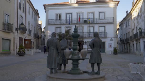 포르투갈의 중심부에 수도원들의 조각상 — 비디오