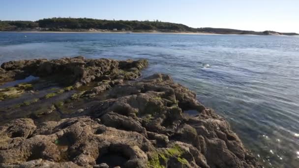 Vila Nova Milfontes Spiaggia Rocciosa Con Fiume Mira Portogallo — Video Stock