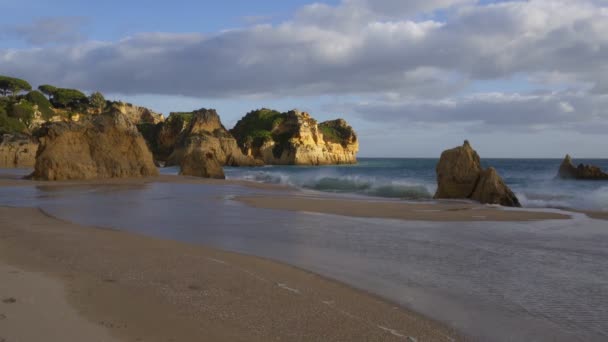 Пляж Praia Alvor Алгарве Португалия — стоковое видео