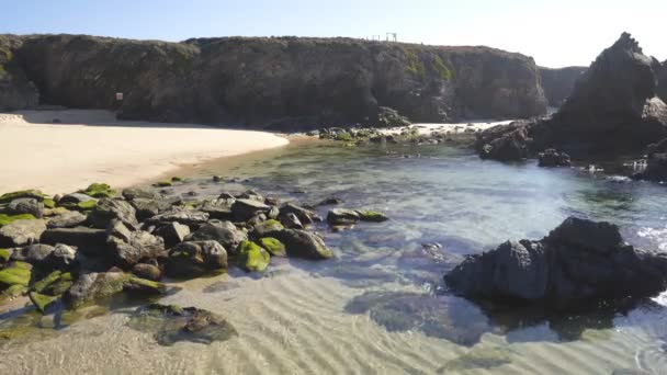 Пляж Praia Samoqueira Португалии — стоковое видео