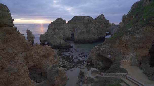 葡萄牙拉各斯Ponta Piedade日出时分 — 图库视频影像