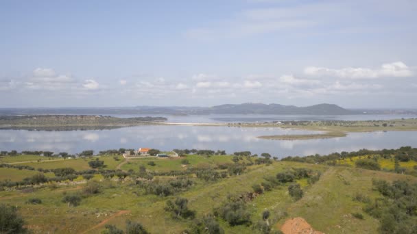 从葡萄牙Alentejo的Mourao看到的Alqueva大坝水库 — 图库视频影像