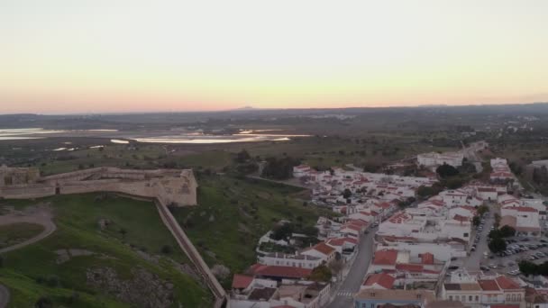 ポルトガルのアルガルヴェにあるカストロ マリムシティの空中ドローンビュー — ストック動画