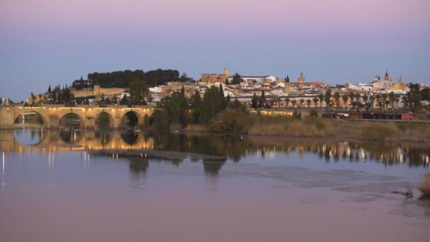 Miasto Badajoz Zachodzie Słońca Rzeką Guadianą Hiszpanii — Wideo stockowe